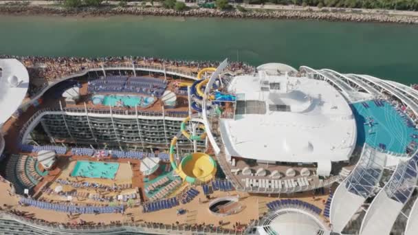 上甲板设有娱乐中心的白色船舶的4K空中无人驾驶图像 — 图库视频影像