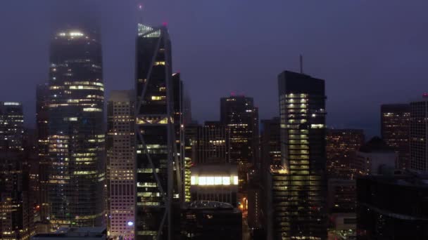 Tecnología de la ciudad, EE.UU. Aérea cinematográfica de la hermosa ciudad de San Francisco por la noche — Vídeo de stock