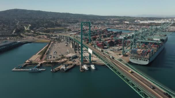 4K aerial of Bay Bridge tower with downtown San Francisco on motion background — Stock Video