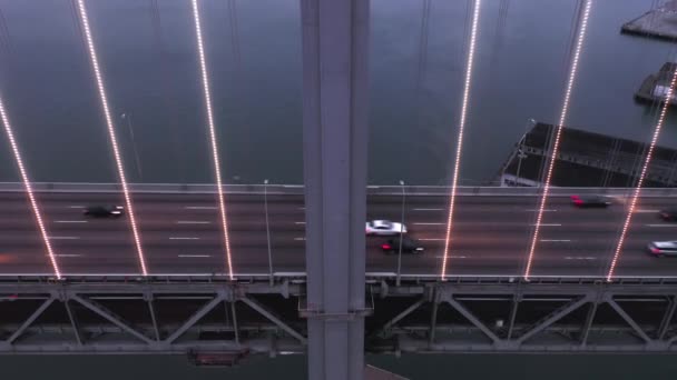 San Francisco Oakland Bay Bridge. Luftbrücke an bewölkten Tagen. 4K Kalifornien USA — Stockvideo