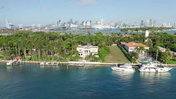 4K luftige Zeitlupe der tropischen Naturinsel. Häuser auf der Sterneninsel, Miami — Stockvideo