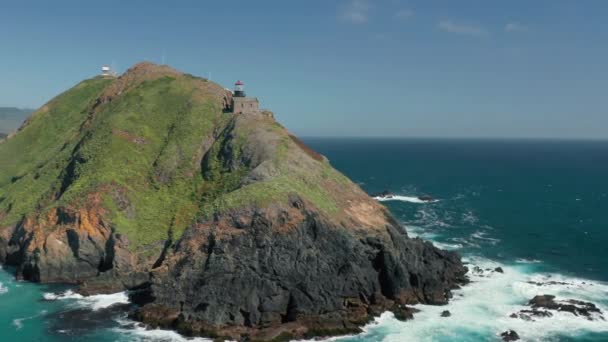 Απίστευτη ναυτική φύση με φάρο σε ψηλό βραχώδες δυσπρόσιτο νησί, 4K — Αρχείο Βίντεο
