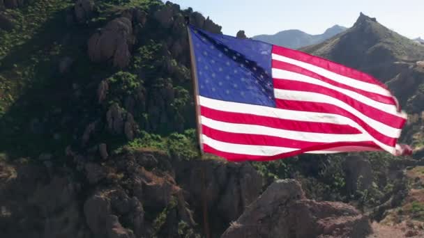 Bandera de Estados Unidos en un asta de bandera. La antena 4K de la bandera americana ondea sobre el viento — Vídeos de Stock