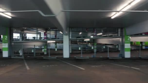 Edificio de estacionamiento vacío durante la cuarentena del brote de Coronavirus Covid-19. 4K — Vídeos de Stock