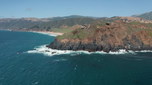 Vista aérea panorâmica em incrível costa com farol em alta ilha rochosa . — Vídeo de Stock