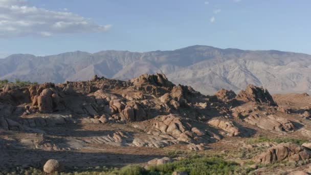 Aérea de piedras de forma extraña, California USA. Paisaje escénico de la naturaleza al atardecer — Vídeo de stock