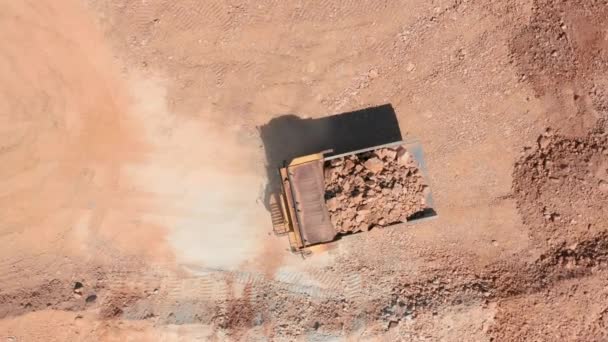 Cinematic aerial top down view of a dumper truck lossen in de steengroeve, USA — Stockvideo