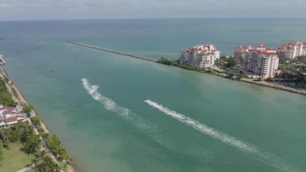4K εναέρια άποψη drone που φέρουν πάνω από το όμορφο κόλπο που οδηγεί στα ανοιχτά νερά — Αρχείο Βίντεο