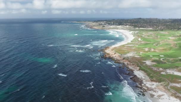 Filmes természet, Kalifornia, USA. Fényképek festői golfpálya óceánra néző — Stock videók