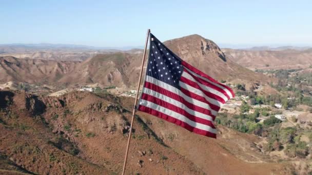 Bandera de Estados Unidos en un asta de bandera. La antena 4K de la bandera americana ondea sobre el viento — Vídeos de Stock