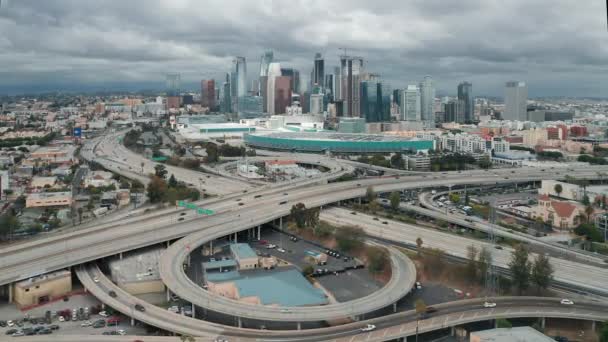 Letectvo centra Los Angeles v zamračený letní den, 4K drone let video — Stock video