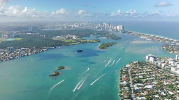 4K aerea del turismo a isole tropicali, spiagge e yacht nella zona di Miami Bay — Video Stock