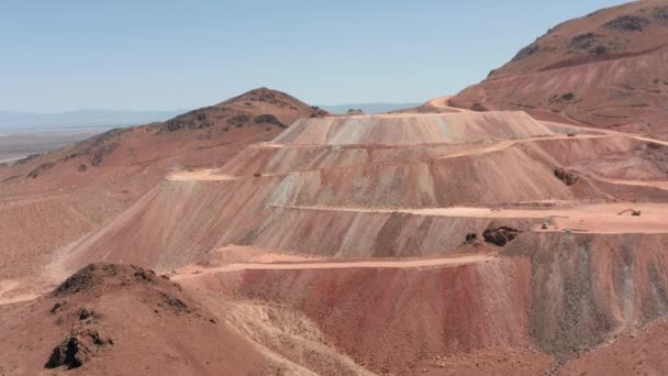 Vue aérienne panoramique de la carrière de pierre rouge par une journée ensoleillée, Californie, USA — Video