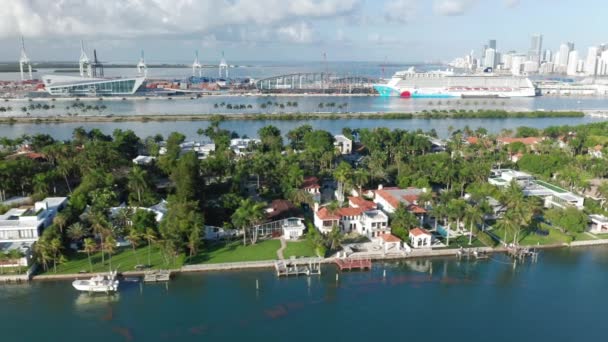 Vista aérea de 4K de la isla de la naturaleza tropical. Star Island frente al puerto de Miami — Vídeos de Stock