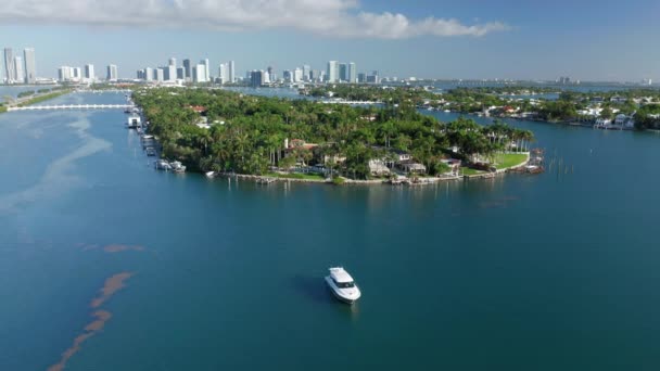Widok z lotu ptaka 4K na biały jacht płynący na tropikalną wyspę przyrody. Wyspa Palm — Wideo stockowe