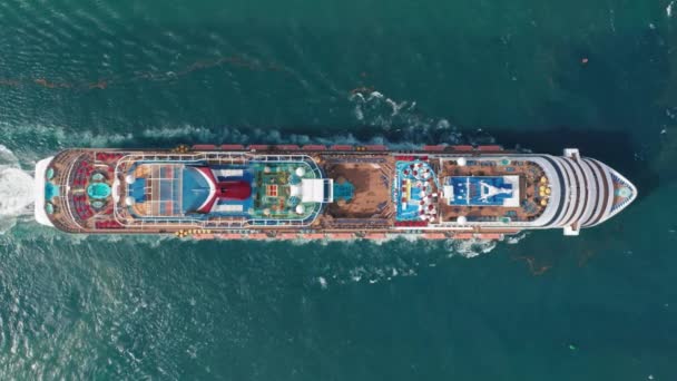 4K bovenaanzicht van luxe grote cruiseschip met het waterpark is zeilen — Stockvideo