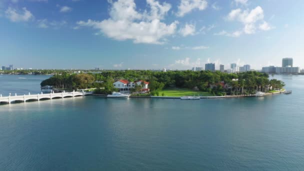 4K letecký zpomalený pohyb tropického přírodního ostrova. Homes of the Star Island, Miami — Stock video