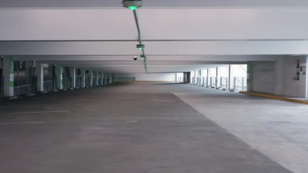 Edificio de estacionamiento vacío durante la cuarentena del brote de Coronavirus Covid-19. 4K — Vídeos de Stock