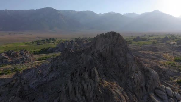 Aérea de piedras de forma extraña, California USA. Paisaje escénico de la naturaleza al atardecer — Vídeos de Stock