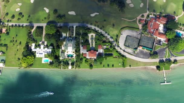Vista aérea de arriba abajo de 4K de propiedades inmobiliarias exclusivas en isla tropical privada — Vídeos de Stock