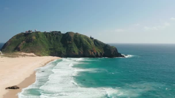 Kustnatuur. Scenic uitzicht op de Stille Oceaan. Filmbeelden vanuit de lucht 4K — Stockvideo