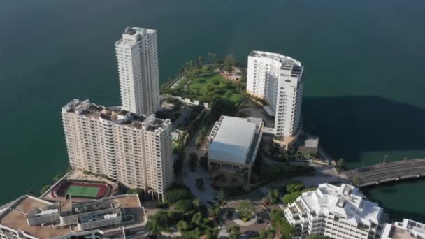 4K plano aéreo de prestigio distrito residencial con vista a la bahía. Ciudad de Miami — Vídeo de stock