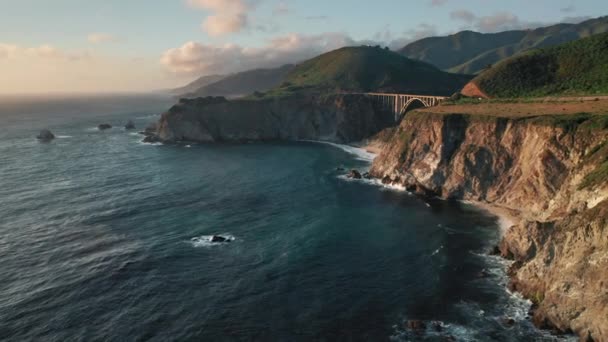 Tramonto sulla costa selvaggia. 4K aerea cinematografica di luce dorata sulla costa — Video Stock