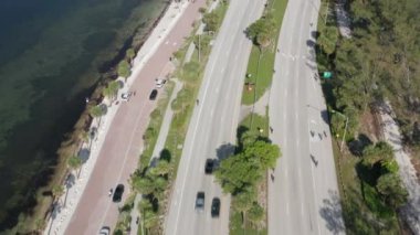 4K Miami karayolu sahil şeridi boyunca. Yeşil şehir uzaklarda görünüyor.