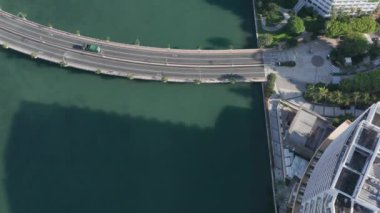Miami 'deki birçok modern binanın çatısında 4K hava manzarası var.