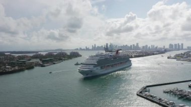 4K yolcu gemisi Florida limanındaki Miami limanından kalkıyor.