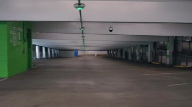 Coronavirus Covid-19 salgın karantinası sırasında boş bir park yeri. 4K 