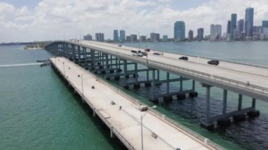 Miami Limanı üzerindeki karayolu köprüsü üzerinde şehir manzaralı 4K yüksek köprü, Florida
