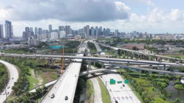 4K hava ulaşımı ve araçlar, yoğun otoyol kavşağının üzerinde İHA görüntüsü