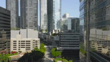 Modern iş binaları ve ofisler arasında hareket eden 4K hava görüntüsü, Miami ABD