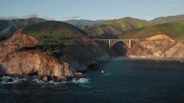 Big Sur 'un saf doğasındaki manzara köprüsü. 4K dağ hareket arkaplanı
