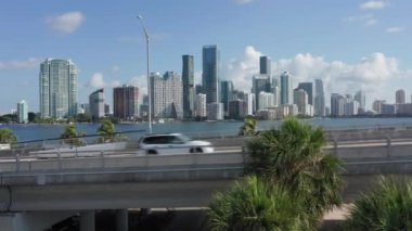 Arka planda Miami şehir merkeziyle birlikte havadaki 4K hava sahası.