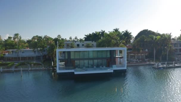 Palm Island, May 2019. 4K aerial top view on the exclusive house on the water — Stock Video