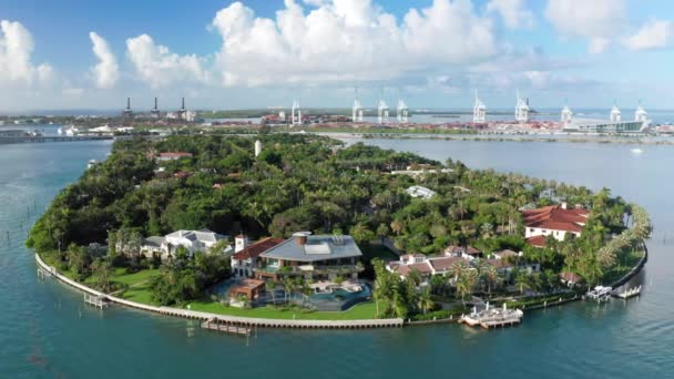 4K ralenti aérien de l'île de la nature tropicale. Maisons de l'île Star, Miami