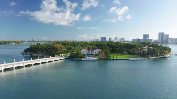 4K letecký zpomalený pohyb tropického přírodního ostrova. Homes of the Star Island, Miami — Stock video