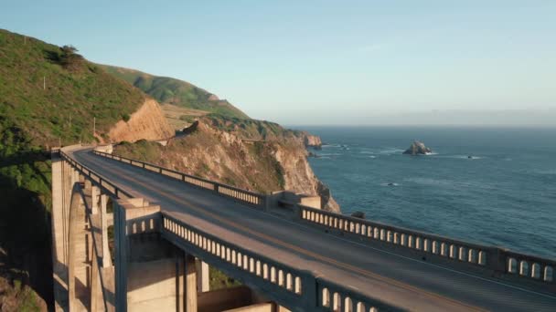 Pasifik kıyı şeridi boyunca uzanan ünlü otoyol köprüsünün manzaralı görüntüsü. — Stok video