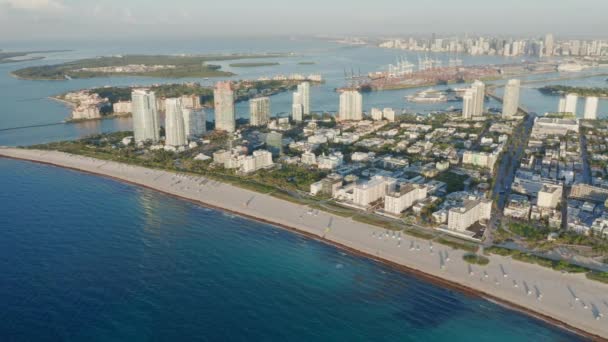 Miami South Beach tropische natuur bij zonsopgang. 4K zeezicht op wit zandstrand — Stockvideo