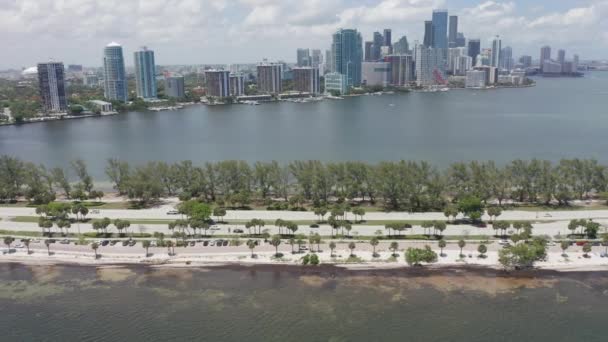 Autopista 4K Miami a lo largo del paseo marítimo. Edificios residenciales se ven en la distancia — Vídeo de stock