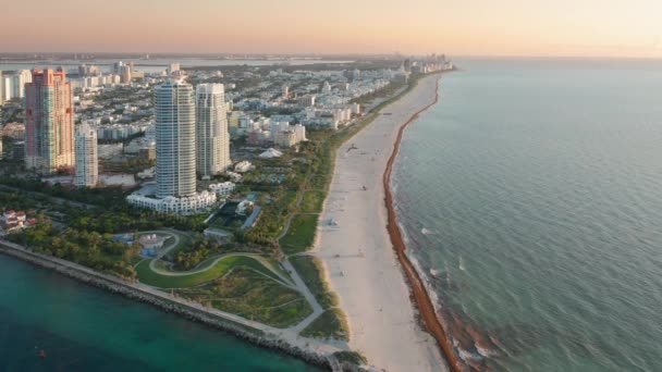 Stranden Miami South vid soluppgången. 4K flygbild på bred ren strand med vit sand — Stockvideo