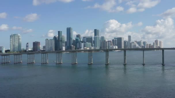 4K шоссе на мосту через залив с Майами в центре города на заднем плане — стоковое видео