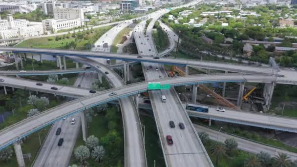 4k空中运输和汽车，无人驾驶飞机飞越迈阿密郊区公路 — 图库视频影像