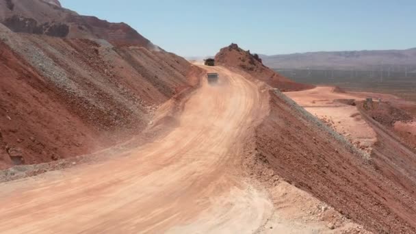 Stort industriområde, USA. Drone vy på en dumper lastbil på en dammig väg — Stockvideo