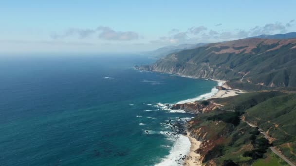 カリフォルニアの自然、アメリカ。岩の多い海岸を渡る映画の飛行 — ストック動画