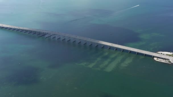 4K vista aerea sull'architettura costruzione del ponte autostradale sulla baia di Miami — Video Stock