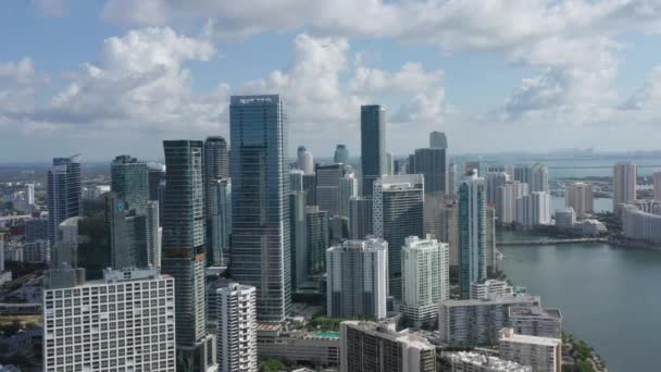 4K anténa působivé městské krajiny. Moderní Skyscapes jsou v přední linii v zálivu — Stock video
