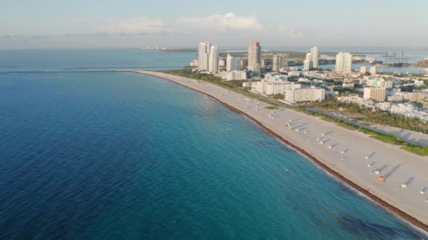 Miami South Beach tropische natuur bij zonsopgang. 4K zeezicht op wit zandstrand — Stockvideo